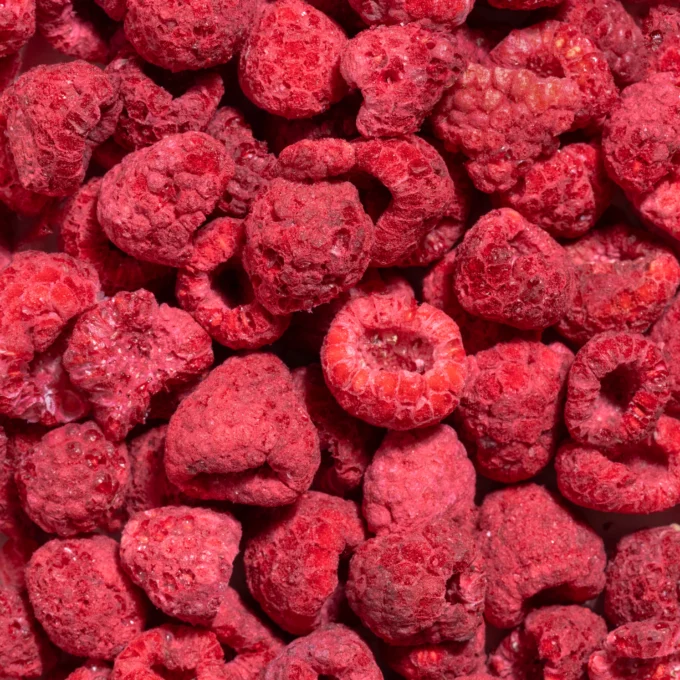 Das Bild zeigt eine Makroaufnahme der gefriergetrockneten Himbeeren von Nutripur