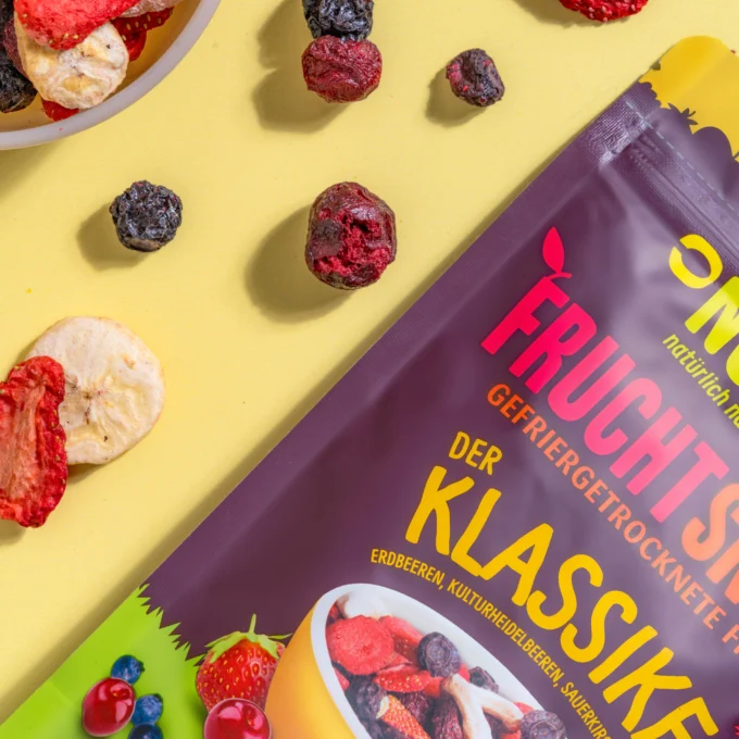 Hier ist ein Bild mit den gefriergetrockneten Früchten des Fruchtmix-Klassikers und der Verpackung von Nutripur.