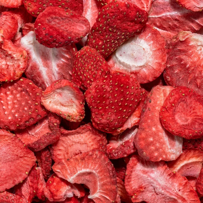 Das Bild zeigt eine Makroaufnahme der gefriergetrockneten Erdbeeren in Scheiben von Nutripur