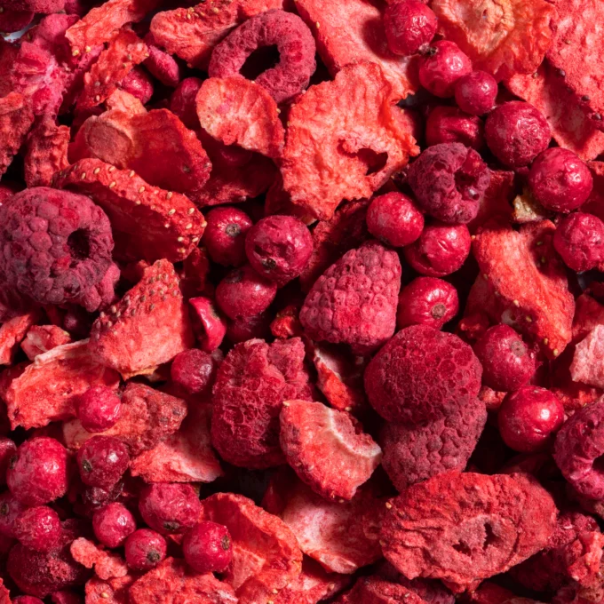 Das Bild zeigt eine Makroaufnahme der gefriergetrockneten Früchte des Rote-Beeren-Mix von Nutripur